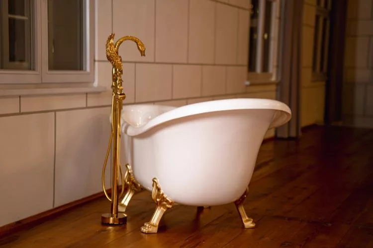 Biała wanna wolnostojąca ludwik retro
